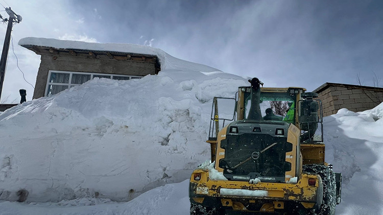 Nisan ayı geldi ama kış bitmiyor! Evler kara g&ouml;m&uuml;ld&uuml;, y&uuml;kseklik 2 metreyi aştı