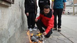 Og&uuml;n Abi'den İyilik &Ouml;rneği: Bor&ccedil; Defterini Kaldırımda Yaktı