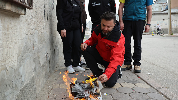 Og&uuml;n Abi'den İyilik &Ouml;rneği: Bor&ccedil; Defterini Kaldırımda Yaktı