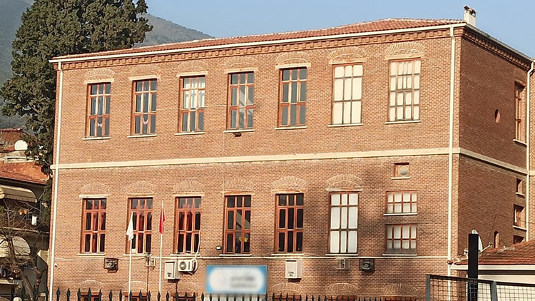 Okula G&ouml;nderilmeyen &Ccedil;ocuklar Ailelerinden Alındı