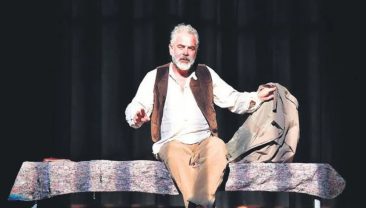 Okur, Tiyatro G&uuml;n&uuml;nde Yine Sahnedeydi