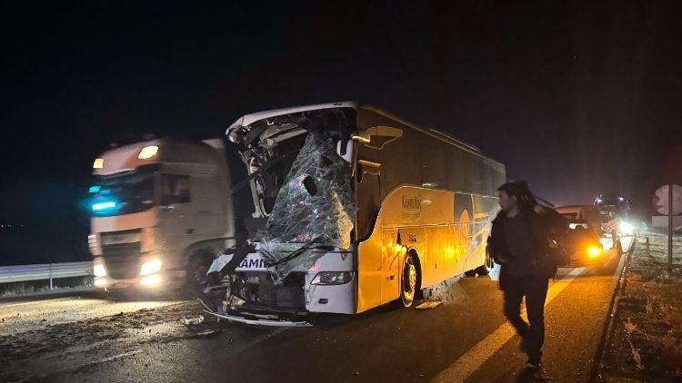 Otob&uuml;s ile &ccedil;ekici &ccedil;arpıştı&hellip; Kazada 1 kişi &ouml;ld&uuml;, 15 kişi yaralandı