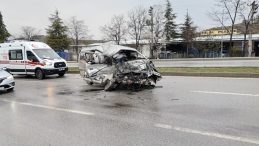 Otob&uuml;s ile Kamyonet &Ccedil;arpıştı: 1 &Ouml;l&uuml;, 6 Yaralı