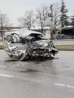 Otob&uuml;s ile Kamyonet &Ccedil;arpıştı: 1 &Ouml;l&uuml;, 6 Yaralı