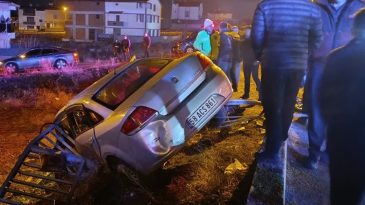 Otomobil Bariyerlere &Ccedil;arptı: 1'i Ağır 2 Yaralı