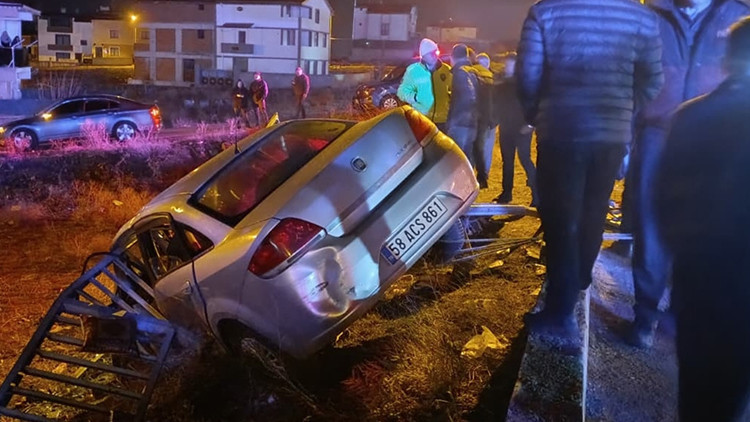 Otomobil Bariyerlere &Ccedil;arptı: 1'i Ağır 2 Yaralı