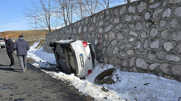 Otomobil İstinat Duvarına &Ccedil;arptı; 2'si Ağır, 5 Yaralı