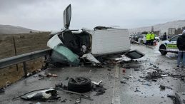 Otomobil karşı şeride ge&ccedil;ip hafif ticari ara&ccedil;la &ccedil;arpıştı: 2 &ouml;l&uuml;, 4 yaralı