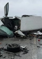 Otomobil karşı şeride ge&ccedil;ip hafif ticari ara&ccedil;la &ccedil;arpıştı: 2 &ouml;l&uuml;, 4 yaralı