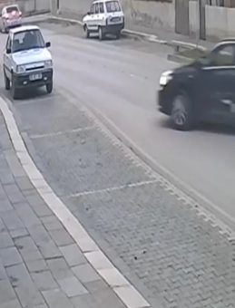 Otomobil Market'e Daldı: 2 Yaralı