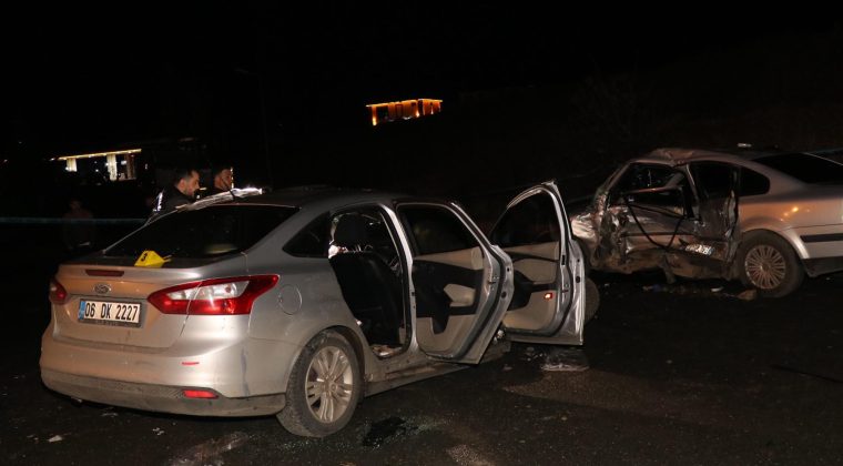 Otomobil, park halindeki araca &ccedil;arptı: 1&rsquo;i ağır, 5 yaralı