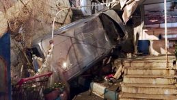 Otomobil restoranın duvarına &ccedil;arpıp 5 metre y&uuml;kseklikten aşağı d&uuml;şt&uuml;! Kazada 1&rsquo;i ağır 2 kişi yaralandı