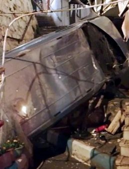 Otomobil restoranın duvarına &ccedil;arpıp 5 metre y&uuml;kseklikten aşağı d&uuml;şt&uuml;! Kazada 1&rsquo;i ağır 2 kişi yaralandı