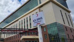 Otomobil şarampole yuvarlandı: 2 &ouml;l&uuml;, 2 yaralı