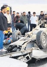 Otomobil takla atarak ters d&ouml;nd&uuml;: 1 &ouml;l&uuml;