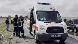 Otomobil Tıra Arkadan &Ccedil;arptı: 1 &Ouml;l&uuml;, 3 Yaralı