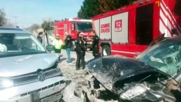 Otomobille ticari ara&ccedil; kafa kafaya &ccedil;arpıştı; 1 kişi &ouml;ld&uuml;