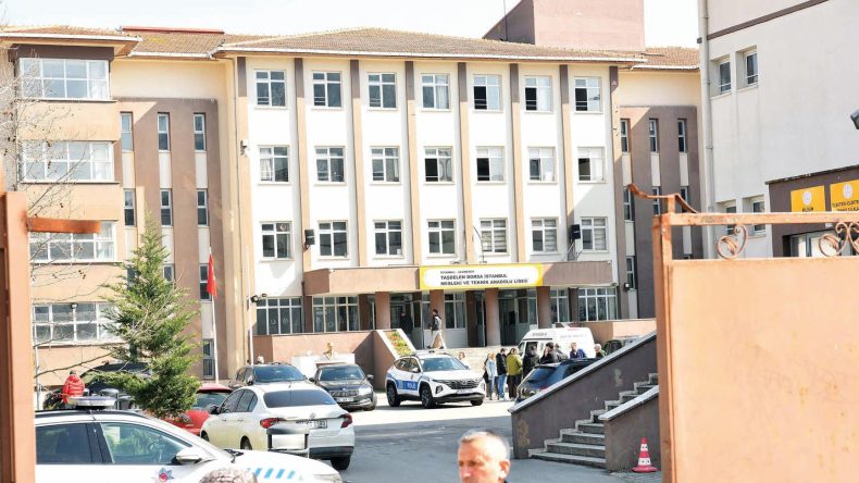 &Ouml;ğrenci &ouml;ğretmenini katletti