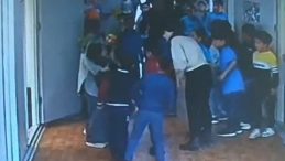 &Ouml;ğretmen, 7 yaşındaki &ccedil;ocuğun hayatını kurtardı: O anlar kamerada