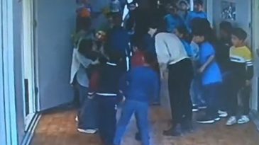 &Ouml;ğretmen, 7 yaşındaki &ccedil;ocuğun hayatını kurtardı: O anlar kamerada