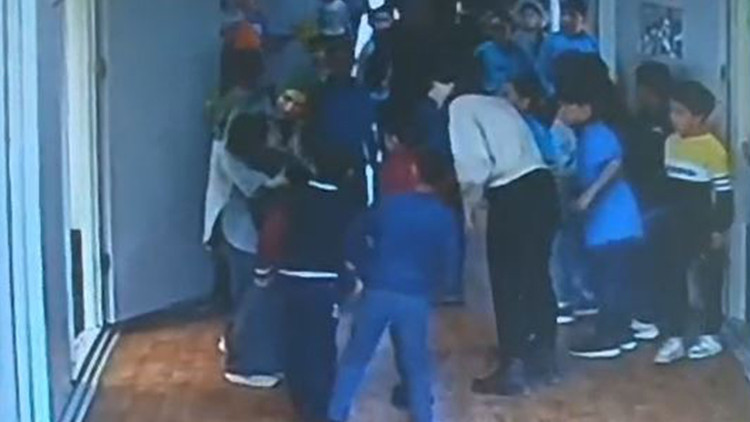 &Ouml;ğretmen, 7 yaşındaki &ccedil;ocuğun hayatını kurtardı: O anlar kamerada