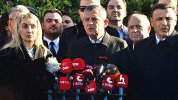 &Ouml;zg&uuml;r &Ouml;zel salondan ayrılmadı