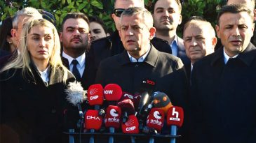 &Ouml;zg&uuml;r &Ouml;zel salondan ayrılmadı