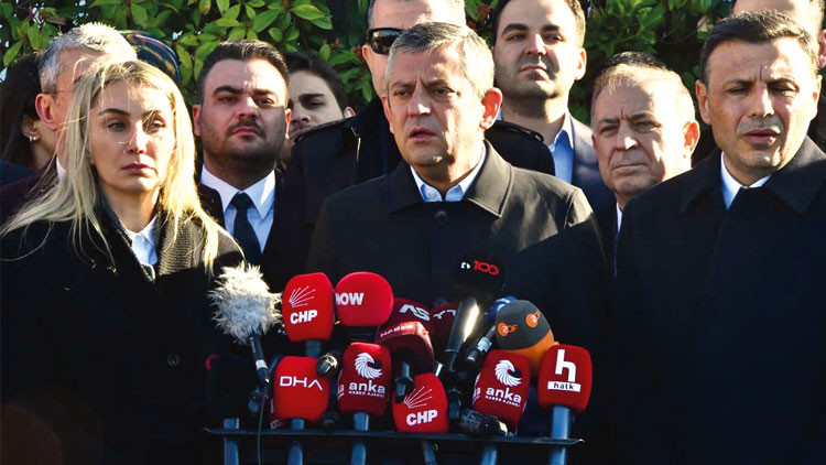 &Ouml;zg&uuml;r &Ouml;zel salondan ayrılmadı