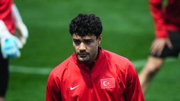 Ozan Kabak 22 ma&ccedil; sonra milli formayla!