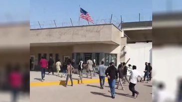 Pakistan'da ABD B&uuml;y&uuml;kel&ccedil;iliği &Ouml;n&uuml;nde Protesto: 8 Kişi Hayatını Kaybetti
