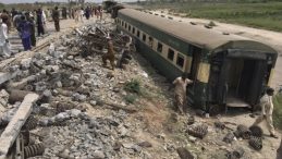 Pakistan&rsquo;da feci kaza: Tren raydan &ccedil;ıkarak devrildi