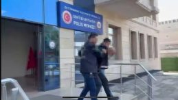 Parkta &ccedil;adıra &ccedil;arpan &ccedil;ocukları markete kadar takip edip d&ouml;vd&uuml;: Olay anı kameralara yansıdı