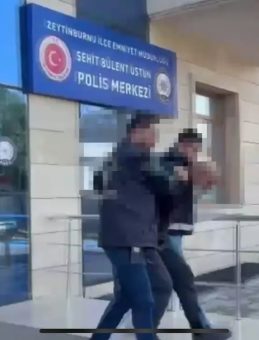 Parkta &ccedil;adıra &ccedil;arpan &ccedil;ocukları markete kadar takip edip d&ouml;vd&uuml;: Olay anı kameralara yansıdı