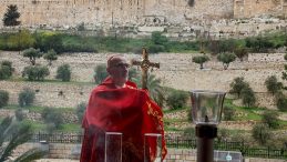 Patrik&rsquo;i Kıyamet Kilisesi&rsquo;ne sokmadılar