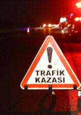 Pendik&rsquo;te otomobil gişelere &ccedil;arpıp devrildi: 2 yaralı