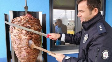 Polis, D&ouml;ner Kesip Vatandaşa İkram Etti
