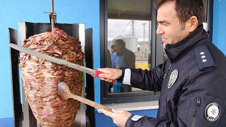Polis, D&ouml;ner Kesip Vatandaşa İkram Etti