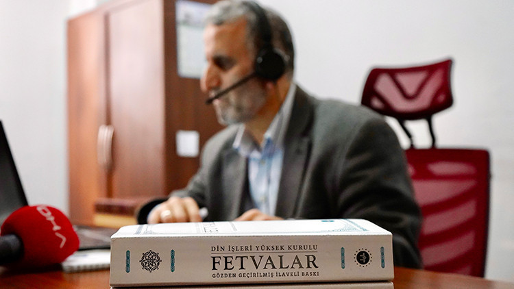 Ramazanda 'Alo Fetva Hattı'na gelen &ccedil;ağrı sayısı iki kat arttı