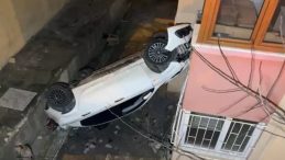 Rampadan hızlı inen otomobil &ouml;nce duvara sonra 8 metrelik bina boşluğuna d&uuml;şt&uuml;