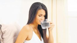 Sabahları Sıcak Su İ&ccedil;mek Sindirim ve Kabızlığa İyi Geliyor