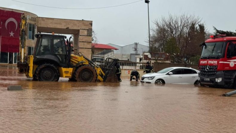 Sağanak yağış G&uuml;neydoğu'yu vurdu: Yollar sokaklar sel altında kaldı!