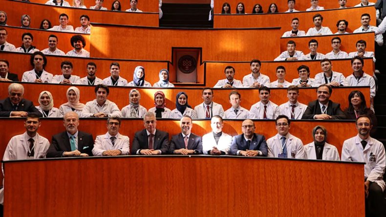Sağlık Bakanı Memişoğlu Tıp Bayramı'nda Hekim Adaylarıyla Buluştu