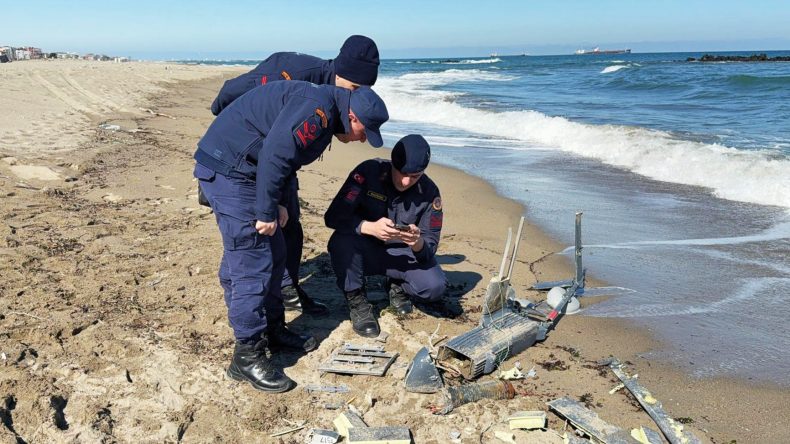 Sahilde Par&ccedil;alanmış İHA Bulundu