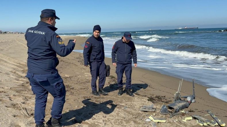 Sakarya'da sahilde par&ccedil;alanmış insansız hava aracı bulundu
