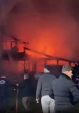 Sakarya'da Tek Katlı Ahşap Ev Alev Alev Yandı