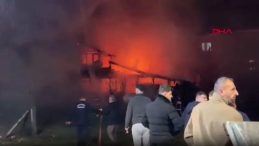 Sakarya'da Tek Katlı Ahşap Ev Alev Alev Yandı