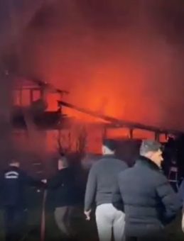 Sakarya'da Tek Katlı Ahşap Ev Alev Alev Yandı