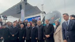 Sakarya'nın gurur g&uuml;n&uuml;: T&uuml;rkiye'nin ilk yerli ve milli elektrikli hızlı treni raylara indi