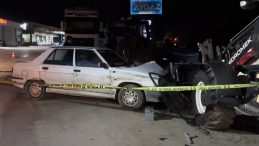 Sakarya&rsquo;da sahur vakti acı &ouml;l&uuml;m! Otomobil park halindeki iş makinesine &ccedil;arptı