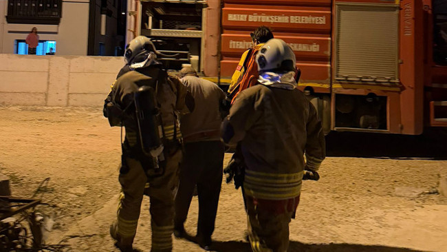 Samandağ&rsquo;da Ev Yangını: 3 Kişi Dumandan Etkilendi